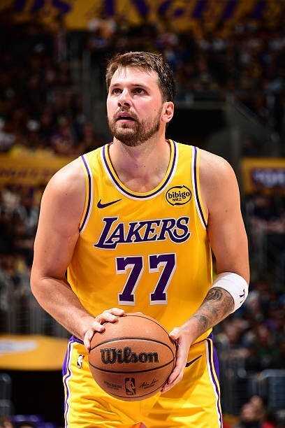 东契奇生涯至今单场50+8胜0负，詹姆斯12胜2负&乔丹23胜8负