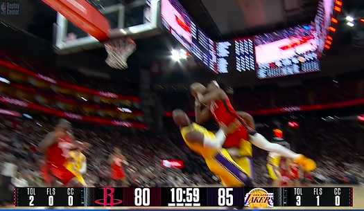 詹姆斯被阿门撞倒裁判吹罚阻挡，詹姆斯十分生气要求挑战